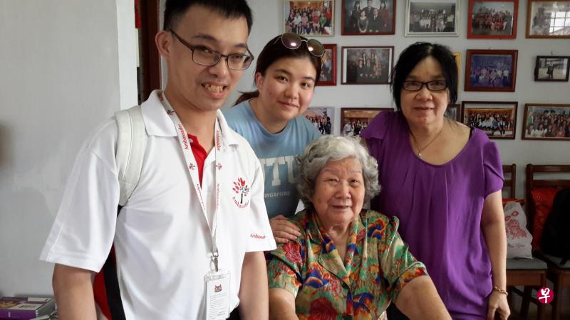 李彬逢（左一）几年前加入建国一代大使的义工行列，拜访年长者并向他们讲解政策。（建国一代办事处提供）