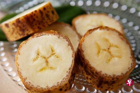 Mongee香蕉的外皮味道像蔬菜,具有类似莴苣的质地。(互联网) Mongee香蕉的外皮味道像蔬菜,具有类似莴苣的质地。(互联网)