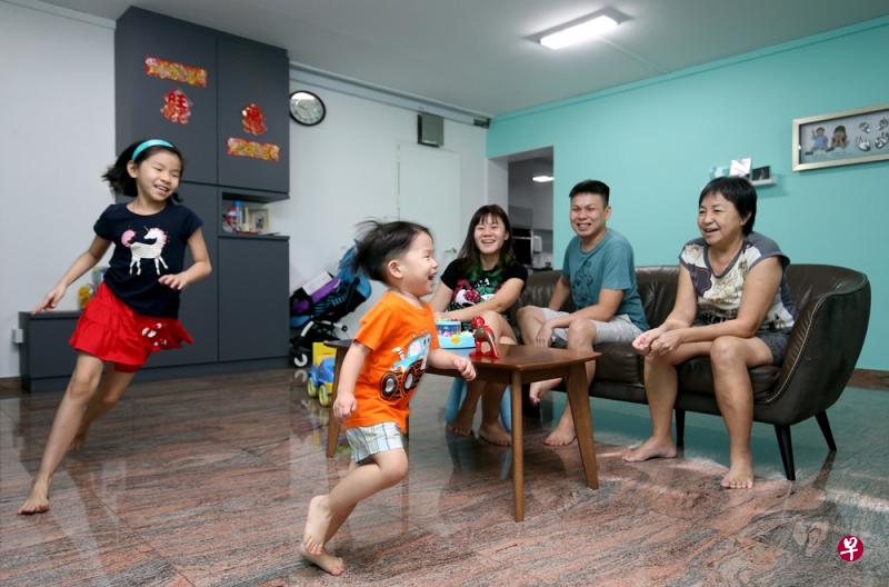 即日起购买转售组屋与父母或已婚子女同住的家庭,可获得3万元的近居购屋津贴。(档案照) 即日起购买转售组屋与父母或已婚子女同住的家庭,可获得3万元的近居购屋津贴。(档案照)