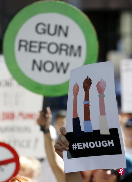 佛州校园枪击案令枪械管制问题再度成为社会舆论焦点。数千民众17日举行集会,要求国会收紧枪管法例。(法新社) 佛州校园枪击案令枪械管制问题再度成为社会舆论焦点。数千民众17日举行集会,要求国会收紧枪管法例。(法新社)