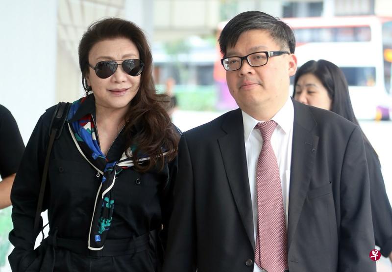 雨树女徐嘉仪今早在律师邹天齐的陪同下出庭。（海峡时报）