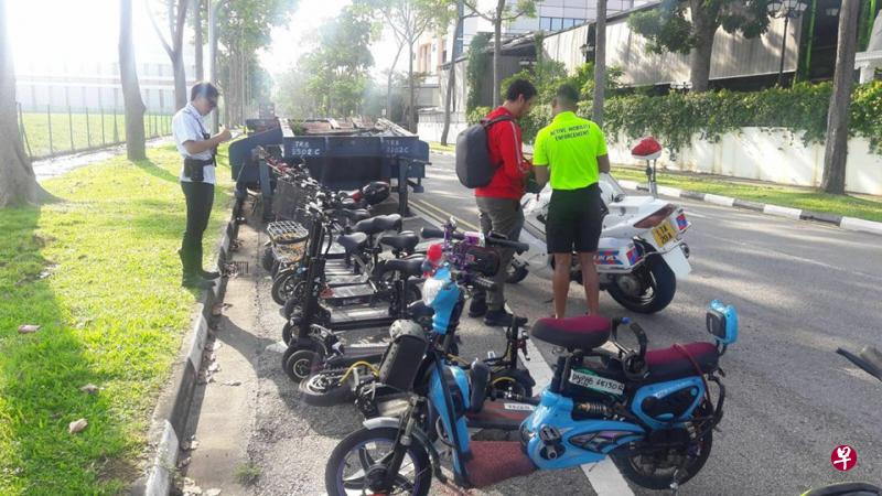 电动踏板车骑士鲁莽骑行的事故日益普遍,由政府委任的活跃通勤咨询小组建议,电动踏板车也应该和电动脚踏车一样,向陆路交通管理局注册。(取自费绍尔面簿) 电动踏板车骑士鲁莽骑行的事故日益普遍,由政府委任的活跃通勤咨询小组建议,电动踏板车也应该和电动脚踏车一样,向陆路交通管理局注册。(取自费绍尔面簿)