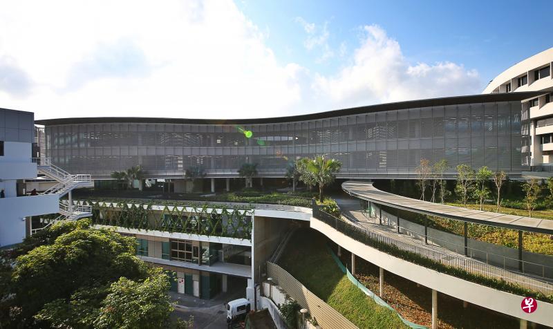 六层楼的“创意之坊”是南大新启用的学习大楼,有多间智能课室,由本地公司DCA Architects设计,采用节能且通风设计。(谢智扬摄) 六层楼的“创意之坊”是南大新启用的学习大楼,有多间智能课室,由本地公司DCA Architects设计,采用节能且通风设计。(谢智扬摄)