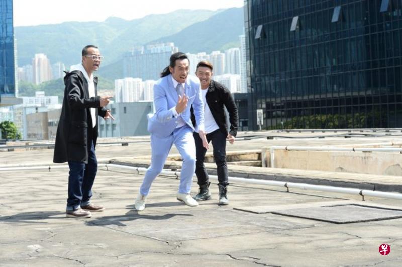 陈豪(中)在欧阳震华(左)与张继聪的怂恿下,跨越到对面建筑物的天台。这一幕其实重现关礼杰《叛逃》的“世纪跳楼”画面。(互联网) 陈豪(中)在欧阳震华(左)与张继聪的怂恿下,跨越到对面建筑物的天台。这一幕其实重现关礼杰《叛逃》的“世纪跳楼”画面。(互联网)