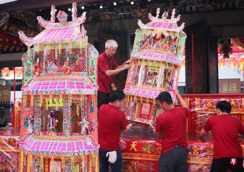 天福宫的工作人员和义工大年初六就已经开始忙着布置天公座,准备在初八晚迎接大批信众到庙里拜天公。(林泽锐摄) 天福宫的工作人员和义工大年初六就已经开始忙着布置天公座,准备在初八晚迎接大批信众到庙里拜天公。(林泽锐摄)