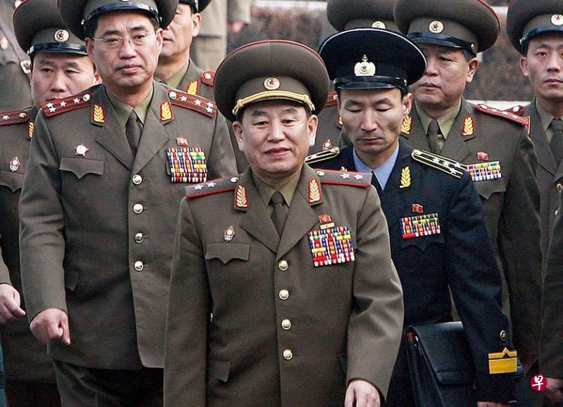朝鲜劳动党副委员长金英哲(中)从1990年开始参加朝韩之间的高层会谈,是军方“韩国通”。由于他身兼劳动党中央军事委员、国防委员会书记室责任参事职务,被认为是天安舰沉没及延坪岛武力挑衅等事件的主谋。(法新社) 朝鲜劳动党副委员长金英哲(中)从1990年开始参加朝韩之间的高层会谈,是军方“韩国通”。由于他身兼劳动党中央军事委员、国防委员会书记室责任参事职务,被认为是天安舰沉没及延坪岛武力挑衅等事件的主谋。(法新社)