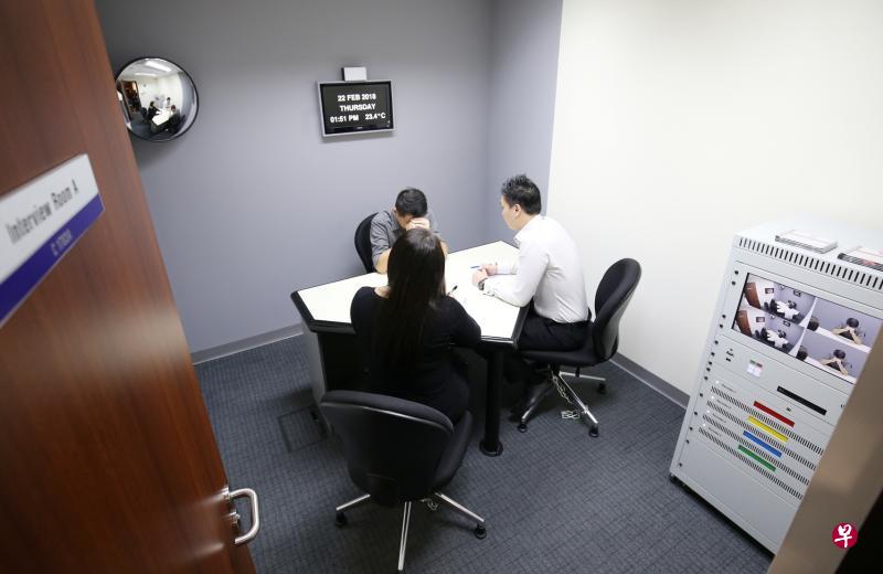 警方新设的录像口供室有两个摄像机同步摄录全景和被问话者,被问话者背后还有一个出示日期、时间和室温的屏幕,以完整记录问话过程。(何家俊摄) 警方新设的录像口供室有两个摄像机同步摄录全景和被问话者,被问话者背后还有一个出示日期、时间和室温的屏幕,以完整记录问话过程。(何家俊摄)