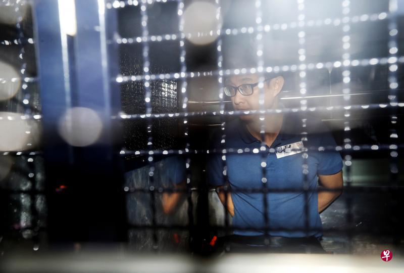 周英汉昨早被控非法离境,将还押一周不得保释,昨天傍晚7时被押离国家法院。(饶进礼摄) 周英汉昨早被控非法离境,将还押一周不得保释,昨天傍晚7时被押离国家法院。(饶进礼摄)