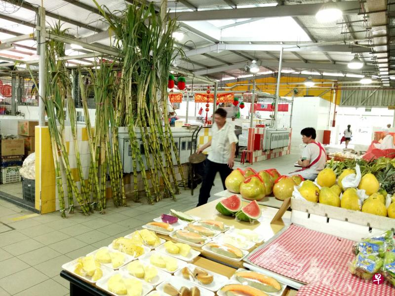 记者今早走访巴刹,水果摊贩表示,甘蔗卖不完。 记者今早走访巴刹,水果摊贩表示,甘蔗卖不完。