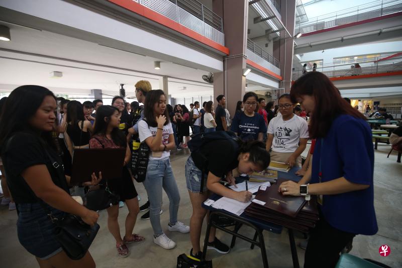 南初的学生今天下午在学院里等候领取A水准成绩。(叶振忠摄) 南初的学生今天下午在学院里等候领取A水准成绩。(叶振忠摄)