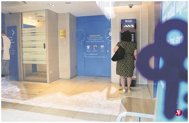 大巴窑1巷的储蓄银行最近装修后柜台服务也取消了,改为全自动化的银行服务。 大巴窑1巷的储蓄银行最近装修后柜台服务也取消了,改为全自动化的银行服务。