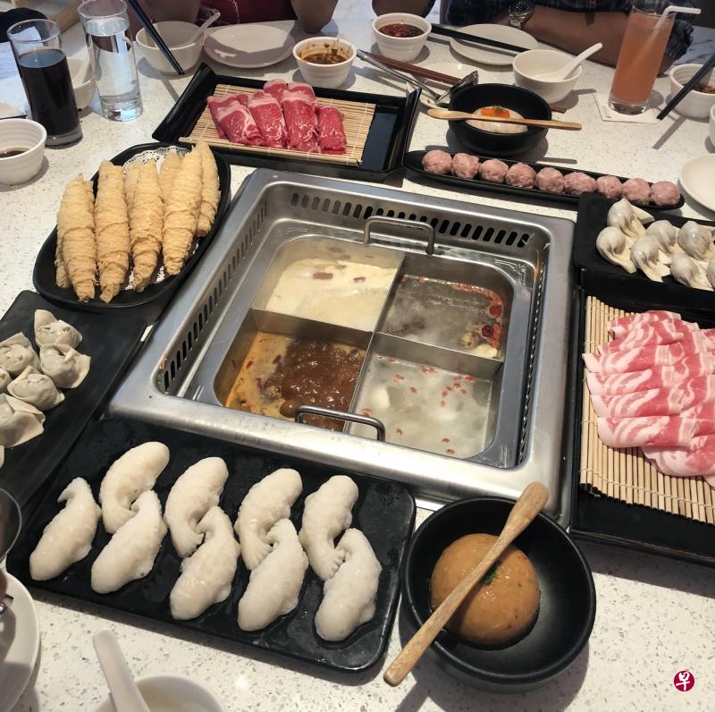 美滋锅有六种汤底供选择。(餐馆提供) 美滋锅有六种汤底供选择。(餐馆提供)