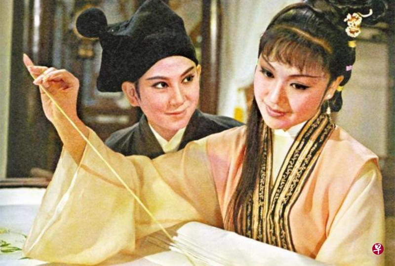 李菁(右)与凌坡演出《三笑》。 李菁(右)与凌坡演出《三笑》。