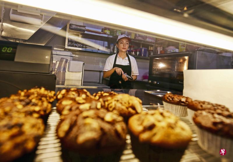 陈佩诗目前在ABC砖厂熟食中心经营新手小贩摊位,日后希望在工业区或中央商业区找到适合的摊位继续经营玛芬蛋糕生意。(严宣融摄) 陈佩诗目前在ABC砖厂熟食中心经营新手小贩摊位,日后希望在工业区或中央商业区找到适合的摊位继续经营玛芬蛋糕生意。(严宣融摄)