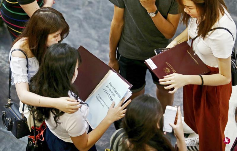 A水准会考昨天放榜，受化学试卷失窃事件影响的238名学生回校领取成绩时，也接到一封通知信，要求他们参加一场说明会。考评局代表与校方会他们说明试卷失窃事件及当局采取的行动。（叶振忠摄）