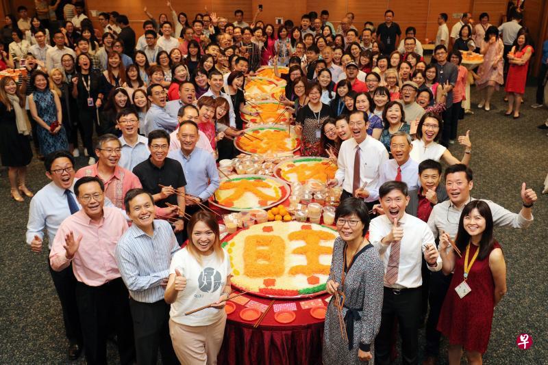 在华文媒体集团昨天举行的新春团拜会上,报业控股集团董事长李文献医生、报业控股执行总裁伍逸松、报业控股副执行长陈康威,以及华文媒体集团主管李慧玲和来宾及全体员工一起捞鱼生庆贺新年。(林泽锐摄) 在华文媒体集团昨天举行的新春团拜会上,报业控股集团董事长李文献医生、报业控股执行总裁伍逸松、报业控股副执行长陈康威,以及华文媒体集团主管李慧玲和来宾及全体员工一起捞鱼生庆贺新年。(林泽锐摄)