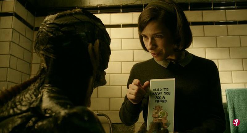 《水形物语》女主角因为无法说话,只能用手语与水怪沟通 。 (图:网络) 《水形物语》女主角因为无法说话,只能用手语与水怪沟通 。 (图:网络)