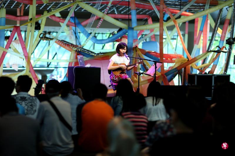 本地创作歌手吴晶莹,2011年因患上罕见的“痉挛性发声障碍”而失声。经历无法发声的困境,她成立社会企业,教导边缘青少年创作与表演,让他们通过声音表达心声与情感。 本地创作歌手吴晶莹,2011年因患上罕见的“痉挛性发声障碍”而失声。经历无法发声的困境,她成立社会企业,教导边缘青少年创作与表演,让他们通过声音表达心声与情感。