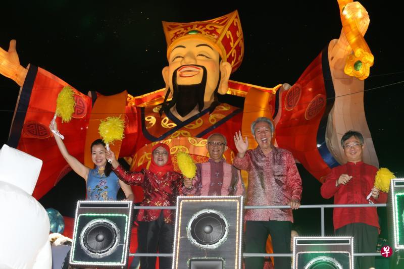 哈莉玛总统(左二)与夫婿穆罕默德(中)、春到河畔2018工委会主席钟丽慧(左一)、副总理兼国家安全统筹部长张志贤(右二)和卫生部长颜金勇,一同乘坐花车入场,为今年的春到河畔画下句点。(邝启聪摄) 哈莉玛总统(左二)与夫婿穆罕默德(中)、春到河畔2018工委会主席钟丽慧(左一)、副总理兼国家安全统筹部长张志贤(右二)和卫生部长颜金勇,一同乘坐花车入场,为今年的春到河畔画下句点。(邝启聪摄)