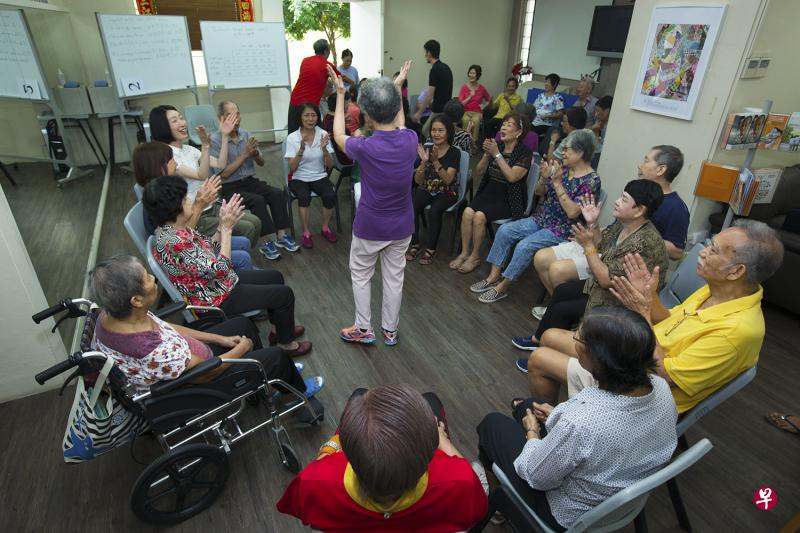 本地医学院为年长者编排了一套结合体力和脑力训练的运动,并将逐步把运动带入社区,帮助年长者延缓和预防记忆衰退及身体功能衰弱。名为“推广健康老龄化计划”(Healthy Ageing Promotion Programme For You,简称HAPPY)于2017年8初在飞跃乐龄中心率先推出,图为该中心的年长者分为小组,在活动手脚的同时,进行简单的记忆游戏。(档案照) 本地医学院为年长者编排了一套结合体力和脑力训练的运动,并将逐步把运动带入社区,帮助年长者延缓和预防记忆衰退及身体功能衰弱。名为“推广健康老龄化计划”(Healthy Ageing Promotion Programme For You,简称HAPPY)于2017年8初在飞跃乐龄中心率先推出,图为该中心的年长者分为小组,在活动手脚的同时,进行简单的记忆游戏。(档案照)