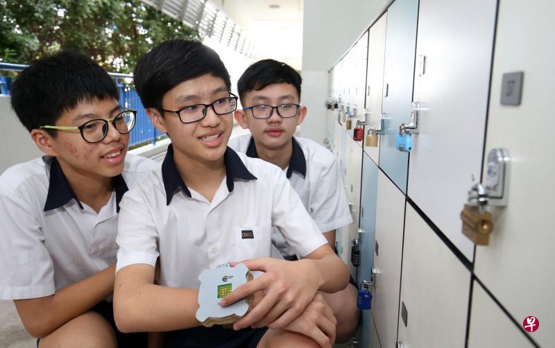 芽笼美以美中学学生刘子恩(右起)、王敬凯和李民宇以口袋微型电脑Micro:bit和蓝牙技术,构想在储藏柜内装锁头的设计,并以类似智能手表的装置远程开关,预防学生锁头遭人破坏或盗取的问题。(邬福梁摄) 芽笼美以美中学学生刘子恩(右起)、王敬凯和李民宇以口袋微型电脑Micro:bit和蓝牙技术,构想在储藏柜内装锁头的设计,并以类似智能手表的装置远程开关,预防学生锁头遭人破坏或盗取的问题。(邬福梁摄)