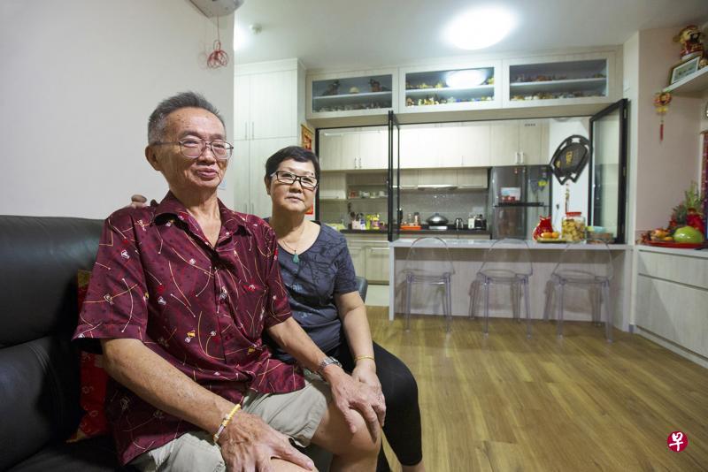 杨兹东（左）和妻子吴锦娇去年底迁入海军部村庄的二房式灵活单位，他们对周边设施和居住环境都非常满意。（曾道明摄）
