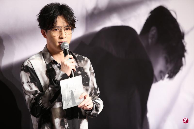 中国知名歌手薛之谦自爆是邋遢宅男，所有服装都由造型师处理。