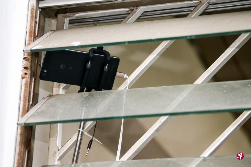 住户通过手机的电眼应用,把手机对准走廊,拍到一名中年男子涉嫌偷走廊晒衣架上的女性内衣裤。(陈斌勤摄) 住户通过手机的电眼应用,把手机对准走廊,拍到一名中年男子涉嫌偷走廊晒衣架上的女性内衣裤。(陈斌勤摄)