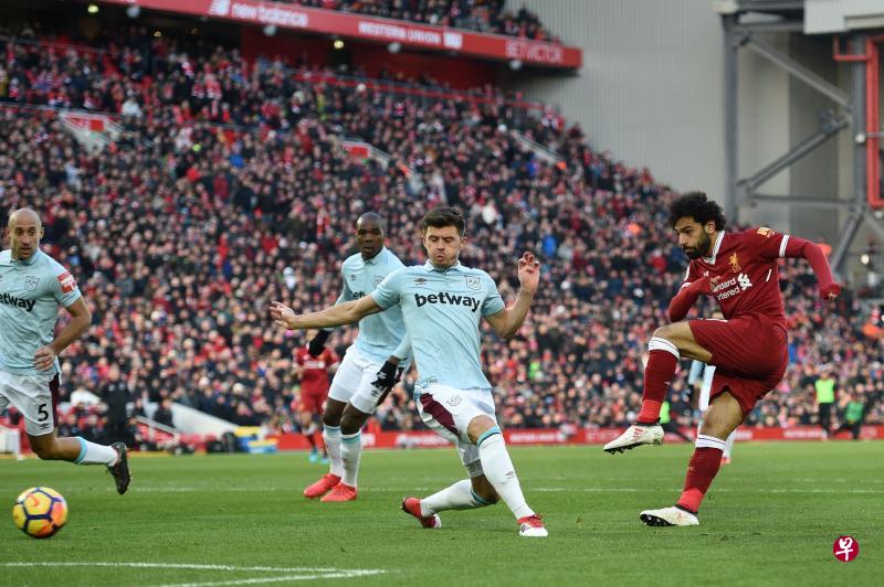 利物浦翼将萨拉赫(右)劲射破关,攻入个人本季第31个进球。(法新社) 利物浦翼将萨拉赫(右)劲射破关,攻入个人本季第31个进球。(法新社)