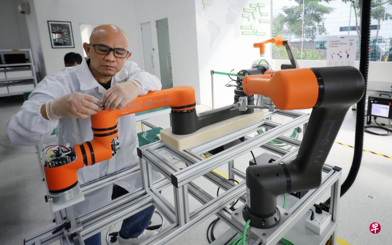 韩华协作型机器人HCR-5目前主要依靠人力制造,但生产线未来将走向半自动化,甚至可由机器人来组装机器人。(林泽锐摄) 韩华协作型机器人HCR-5目前主要依靠人力制造,但生产线未来将走向半自动化,甚至可由机器人来组装机器人。(林泽锐摄)