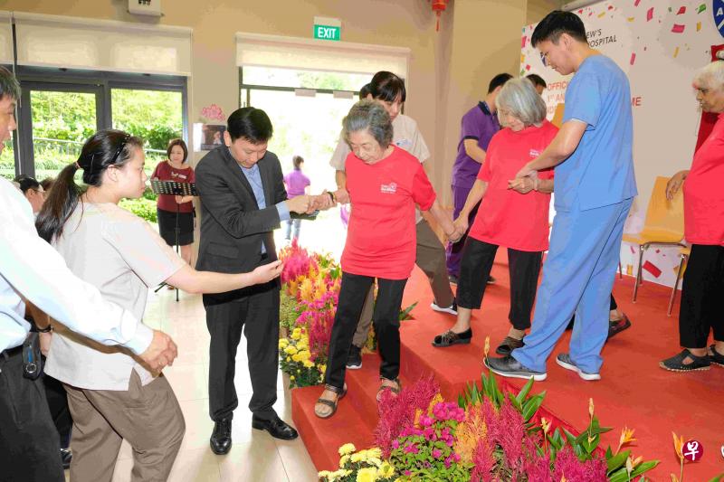 在“建造、拥有和出租”(Build-Own-Lease)模式下兴建和发展的圣安德烈疗养院(亨德申)今天举行开幕仪式,这间楼高六层,位于亨德申路一带的中心已于去年2月投入运作。(曾坤顺摄) 在“建造、拥有和出租”(Build-Own-Lease)模式下兴建和发展的圣安德烈疗养院(亨德申)今天举行开幕仪式,这间楼高六层,位于亨德申路一带的中心已于去年2月投入运作。(曾坤顺摄)