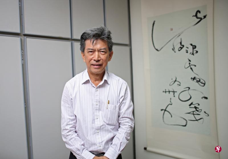 吴耀基与其布局夸张的草书《此情深处,红笺为无色》。 吴耀基与其布局夸张的草书《此情深处,红笺为无色》。