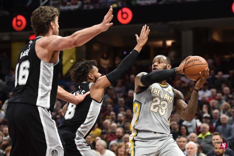 詹姆斯(右)发挥出色,但他一人独木难撑,无力帮助球队战胜马刺。(今日美国) 詹姆斯(右)发挥出色,但他一人独木难撑,无力帮助球队战胜马刺。(今日美国)