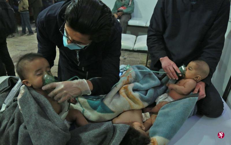 叙利亚东古塔地区遭空袭之后,十多个大人小孩紧急送院。他们呼吸困难、皮肤和眼睛发炎,疑似遭化学武器攻击。(法新社) 叙利亚东古塔地区遭空袭之后,十多个大人小孩紧急送院。他们呼吸困难、皮肤和眼睛发炎,疑似遭化学武器攻击。(法新社)