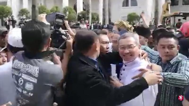 马来西亚天主教砂州古晋总教区主教傅云生(右二)在闻判后离开法庭。(互联网) 马来西亚天主教砂州古晋总教区主教傅云生(右二)在闻判后离开法庭。(互联网)