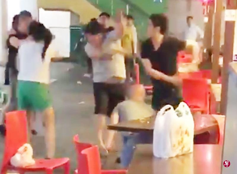 另一名灰衣男劝架,结果被打。 另一名灰衣男劝架,结果被打。