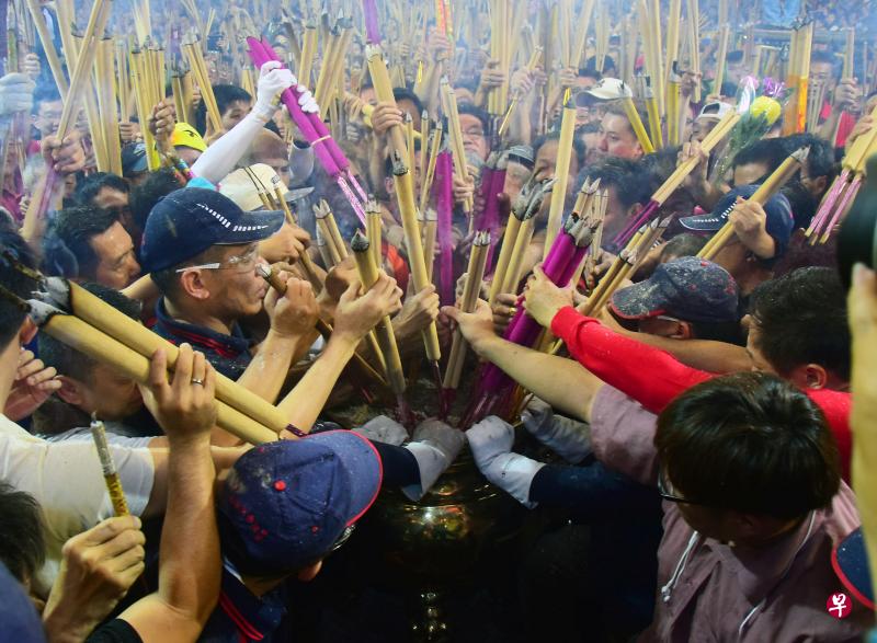 每年除夕夜,香客到四马路观音堂抢插头柱香,祈求来年好运。(档案照) 每年除夕夜,香客到四马路观音堂抢插头柱香,祈求来年好运。(档案照)