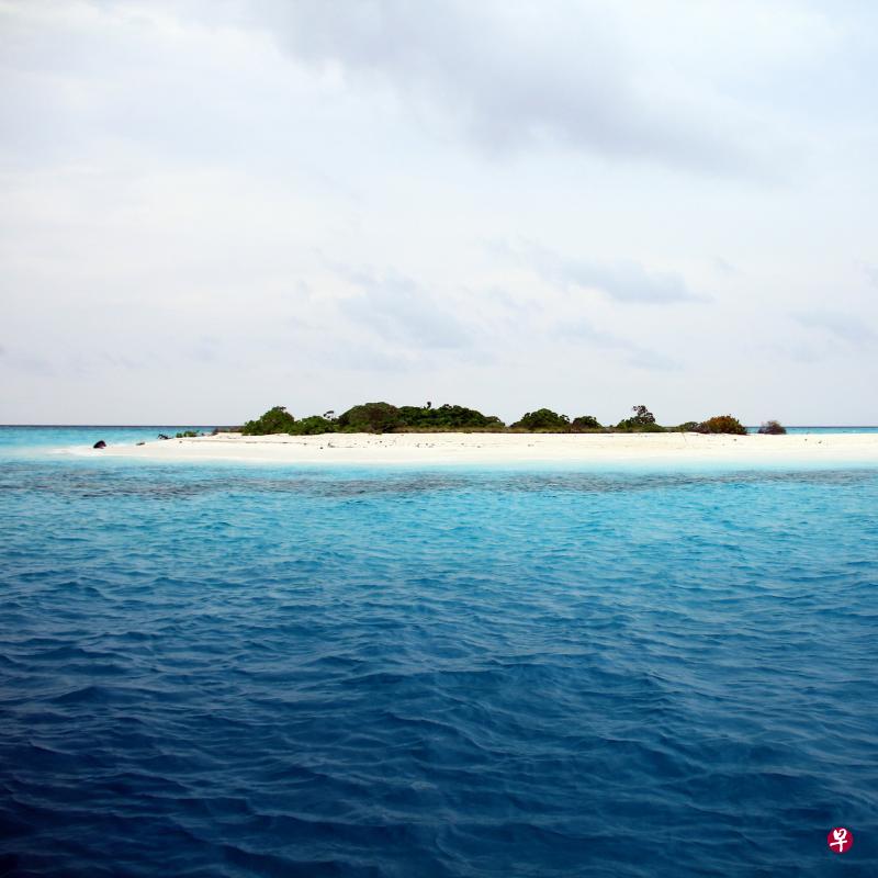 无名孤岛,海水正蓝。 无名孤岛,海水正蓝。