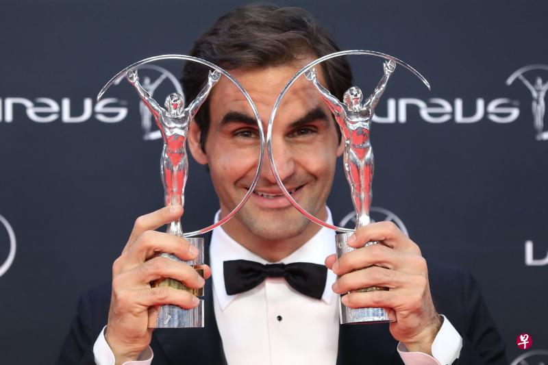 瑞士网球老将费德雷尔拿下最佳男运动员与最佳复出奖,喜上眉梢。(法新社) 瑞士网球老将费德雷尔拿下最佳男运动员与最佳复出奖,喜上眉梢。(法新社)