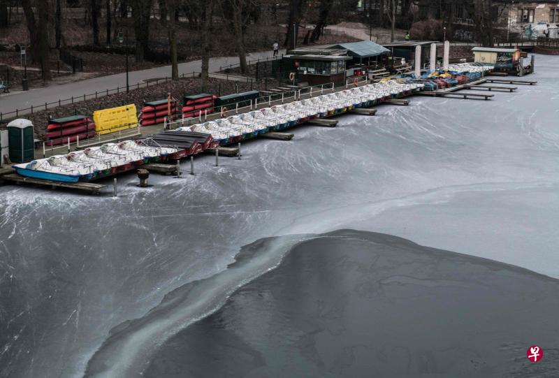 2月28日,德国柏林的特雷普托公园气温降至接近冰点水平,施普雷河边的水都已结冰。(法新社) 2月28日,德国柏林的特雷普托公园气温降至接近冰点水平,施普雷河边的水都已结冰。(法新社)