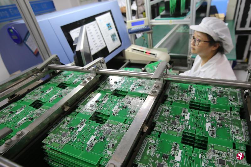 2月28日,中国国家统计局发布了《中华人民共和国2017年国民经济和社会发展统计公报》,统计公报数据显示,初步核算,2017年全年国内生产总值827122亿元,比上年增长6.9%。其中,第一产业增加值65468亿元人民币,增长3.9%;第二产业增加值334623亿元人民币,增长6.1%;第三产业增加值427032亿元,增长8.0%。第一产业增加值占国内生产总值的比重为7.9%,第二产业增加值比重为40.5%,第三产业增加值比重为51.6%。图为江苏南通一家制造型企业内的生产景象。(中新社资料图) 2月28日,中国国家统计局发布了《中华人民共和国2017年国民经济和社会发展统计公报》,统计公报数据显示,初步核算,2017年全年国内生产总值827122亿元,比上年增长6.9%。其中,第一产业增加值65468亿元人民币,增长3.9%;第二产业增加值334623亿元人民币,增长6.1%;第三产业增加值427032亿元,增长8.0%。第一产业增加值占国内生产总值的比重为7.9%,第二产业增加值比重为40.5%,第三产业增加值比重为51.6%。图为江苏南通一家制造型企业内的生产景象。(中新社资料图)