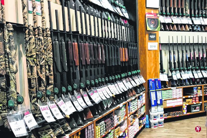 美国最大体育用品连锁公司迪克的旗下商店,也摆卖各种枪械。(路透社) 美国最大体育用品连锁公司迪克的旗下商店,也摆卖各种枪械。(路透社)