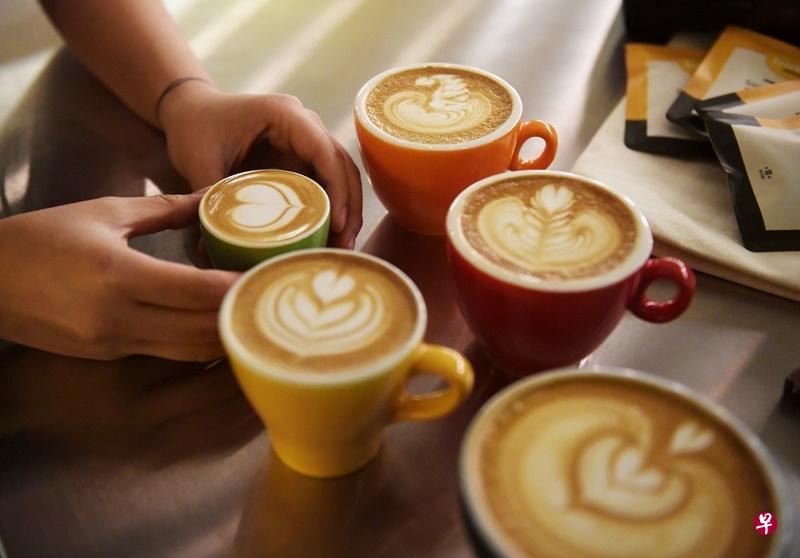 Bettr Barista帮助低收入家庭女性、单亲妈妈、前罪犯等,学习当咖啡师的技能,改善就业机会与生活质量。(档案照) Bettr Barista帮助低收入家庭女性、单亲妈妈、前罪犯等,学习当咖啡师的技能,改善就业机会与生活质量。(档案照)