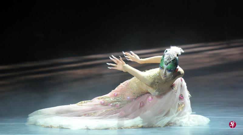 杨丽萍将破例在新加坡的演出时,亲自演绎其中两支舞蹈《月光》及《雀之灵》。(中新社) 杨丽萍将破例在新加坡的演出时,亲自演绎其中两支舞蹈《月光》及《雀之灵》。(中新社)