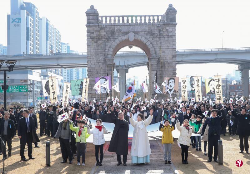 韩国总统文在寅(前排中)与夫人金正淑率领群众举行反抗日本殖民统治“三一独立运动”纪念游行。(路透社) 韩国总统文在寅(前排中)与夫人金正淑率领群众举行反抗日本殖民统治“三一独立运动”纪念游行。(路透社)