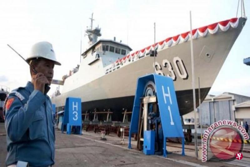 停靠在东爪哇泗水港的一艘60公尺导弹快艇。(安塔拉社) 停靠在东爪哇泗水港的一艘60公尺导弹快艇。(安塔拉社)