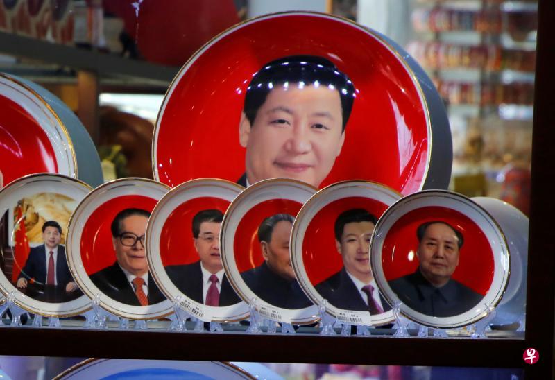 分析警告,取消中国国家主席任期限制,实际上是扭转了邓小平在改革开放后为避免个人崇拜和独裁而设下的体制限制。图为北京商店出售的历任中国领导人纪念品。(路透社) 分析警告,取消中国国家主席任期限制,实际上是扭转了邓小平在改革开放后为避免个人崇拜和独裁而设下的体制限制。图为北京商店出售的历任中国领导人纪念品。(路透社)