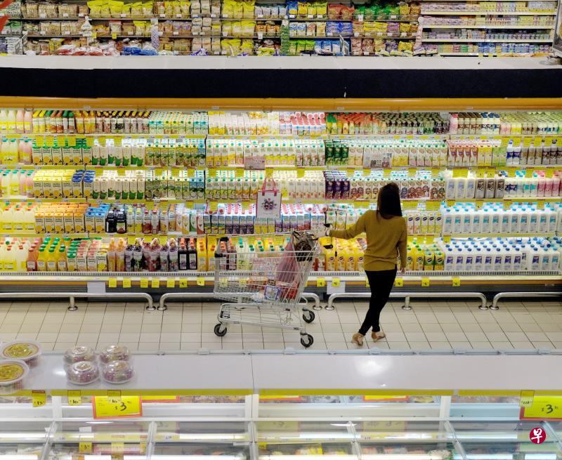 王瑞杰预计消费税调高对我国竞争力不会有显著影响。他指出,根据国际标准,9%的消费税不算高。(曾坤顺摄) 王瑞杰预计消费税调高对我国竞争力不会有显著影响。他指出,根据国际标准,9%的消费税不算高。(曾坤顺摄)