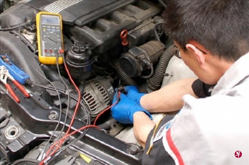 汽车发电机是汽车的主要电源,如果损坏可能会导致车子的其他用电设备出现毛病。(右图)发电机的装置松动的话,必须马上紧固。(互联网) 汽车发电机是汽车的主要电源,如果损坏可能会导致车子的其他用电设备出现毛病。(右图)发电机的装置松动的话,必须马上紧固。(互联网)