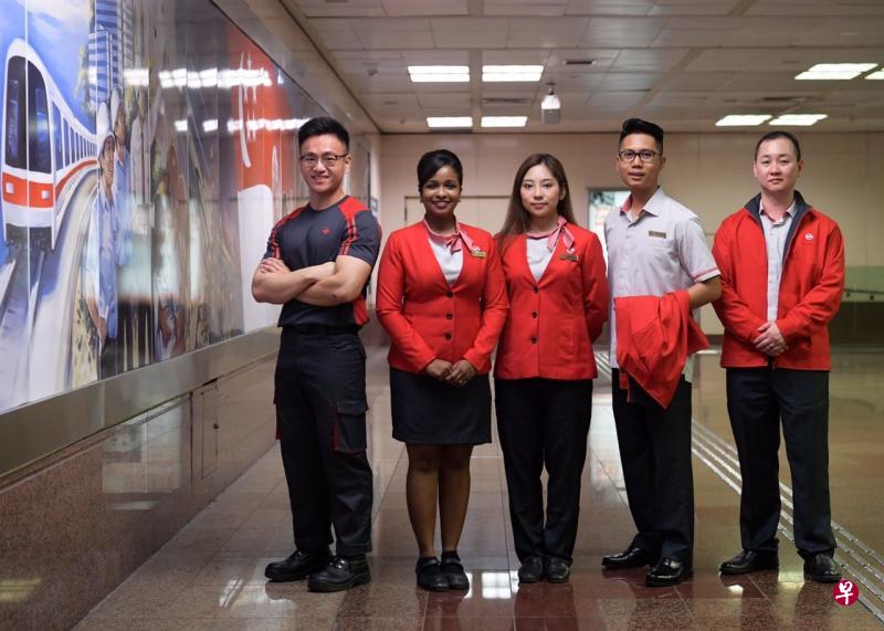五名穿SMRT新制服的职员:助理工程师陈泽阳(左起)、地铁站副经理谷尼和翟鑫宇、地铁车长瑞萨和地铁服务控制员王辉平。(海峡时报) 五名穿SMRT新制服的职员:助理工程师陈泽阳(左起)、地铁站副经理谷尼和翟鑫宇、地铁车长瑞萨和地铁服务控制员王辉平。(海峡时报)